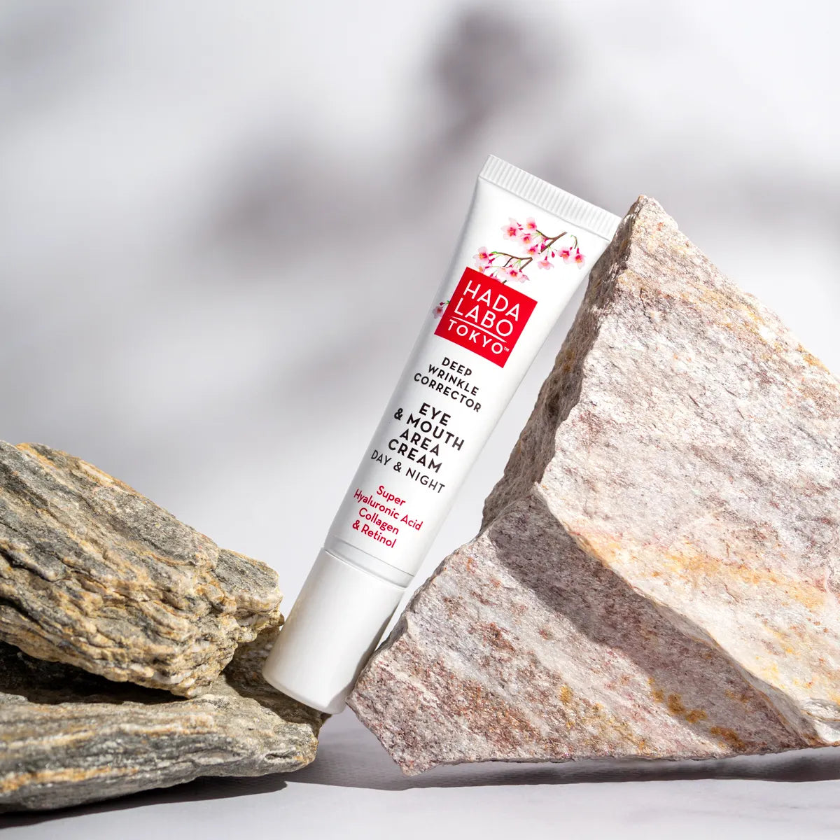 HADA Labo Tokyo Deep Wrinkle Corrector Eye & Mouth Area Cream 15 ml sisältää retinolia