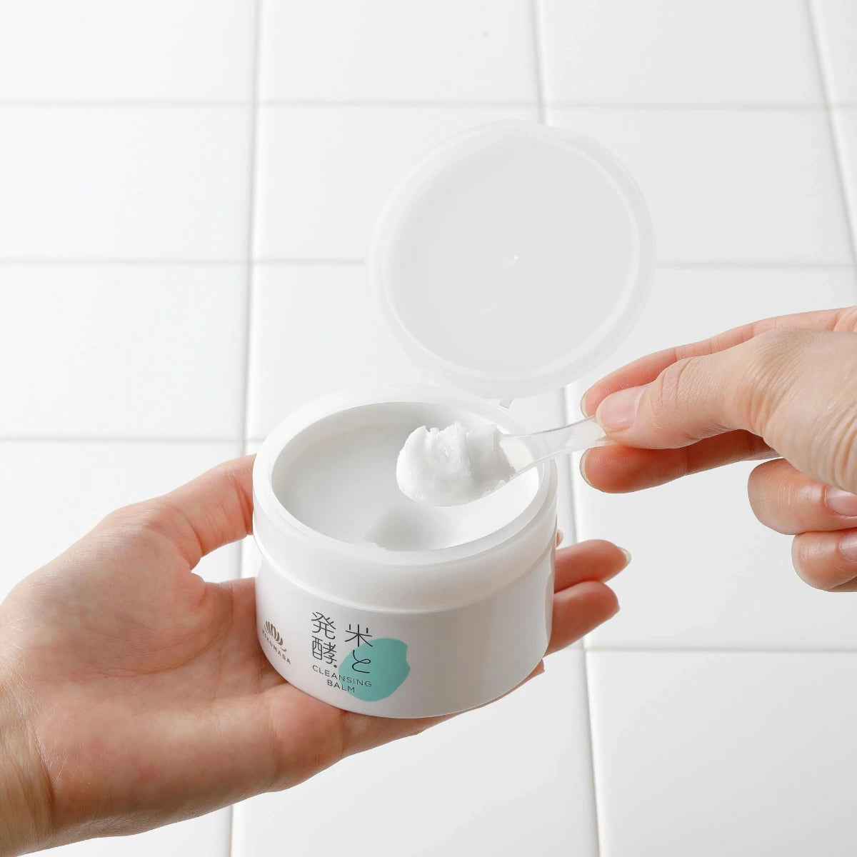 KIKU-MASAMUNE Sake Cleansing Balm mukana spaatteli annostelua varten