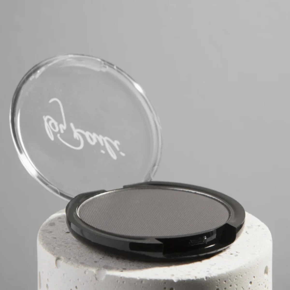 by Raili Velvet Eyeshadow 05 Stone 3 g viileänharmaan savuinen luomiväri